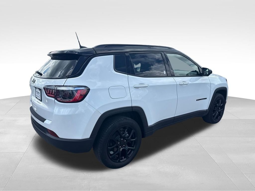 Used 2023 White Jeep Latitude image 6