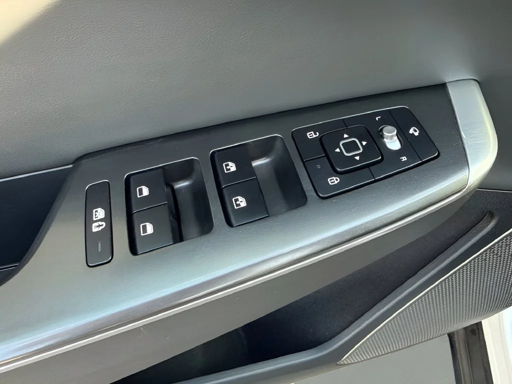 Used 2023 White Kia Wind image 28