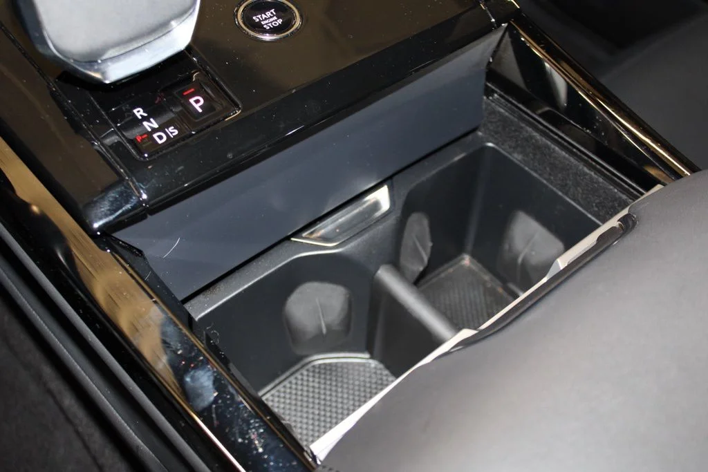 Used 2024  Land Rover Dynamic SE image 31
