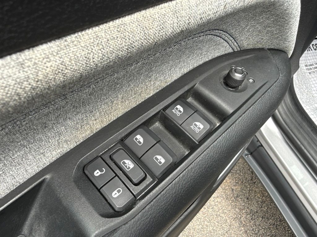 Used 2022 Silver Jeep Latitude image 22