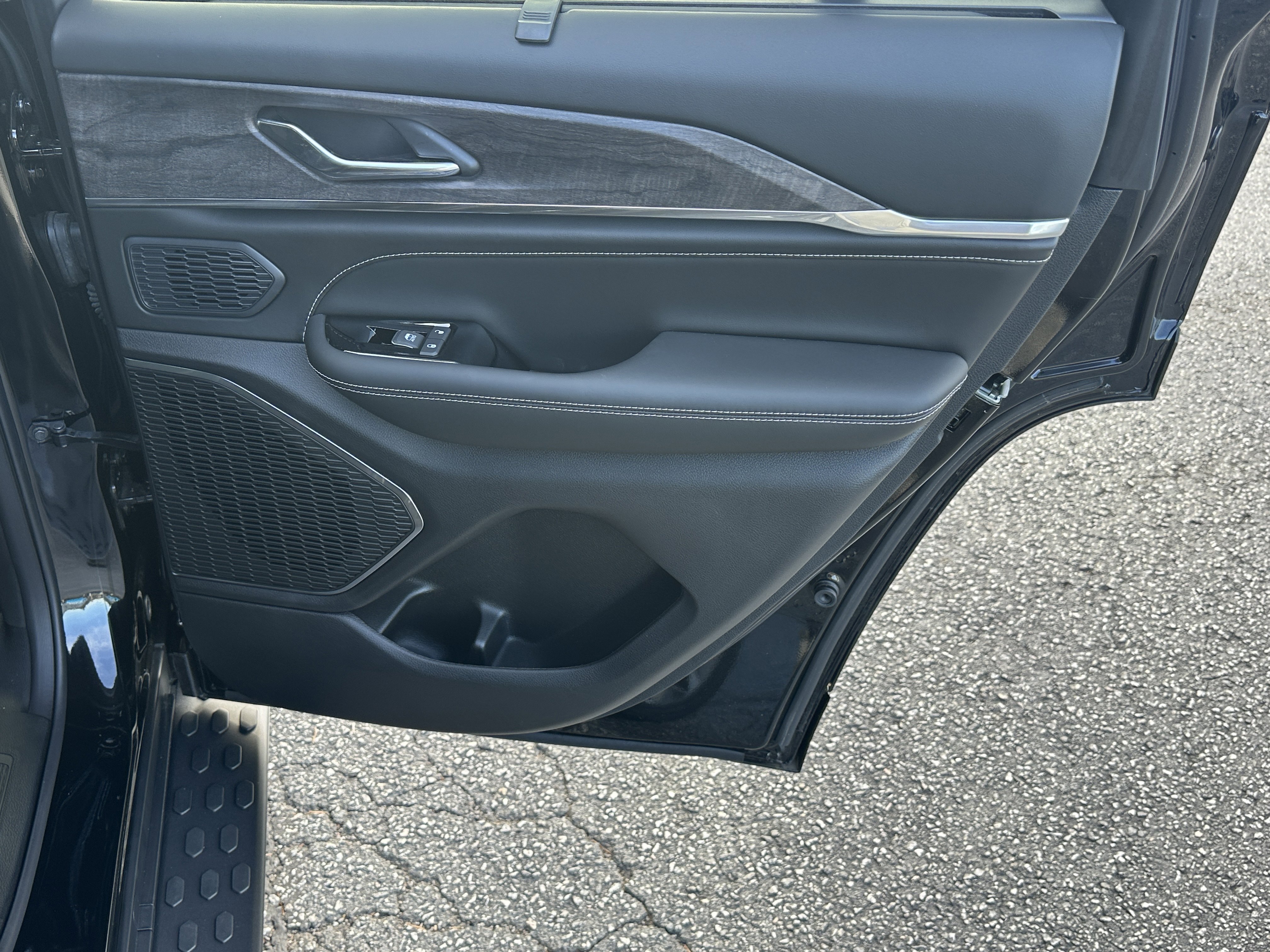 2025 Jeep Grand Cherokee Overland - Photo 17