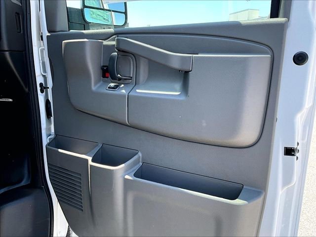 New 2025 Summit White Chevrolet WT image 26