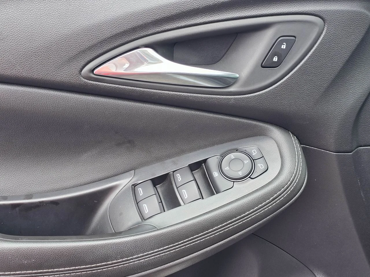 Used 2025 Moonstone Gray Buick Preferred image 9