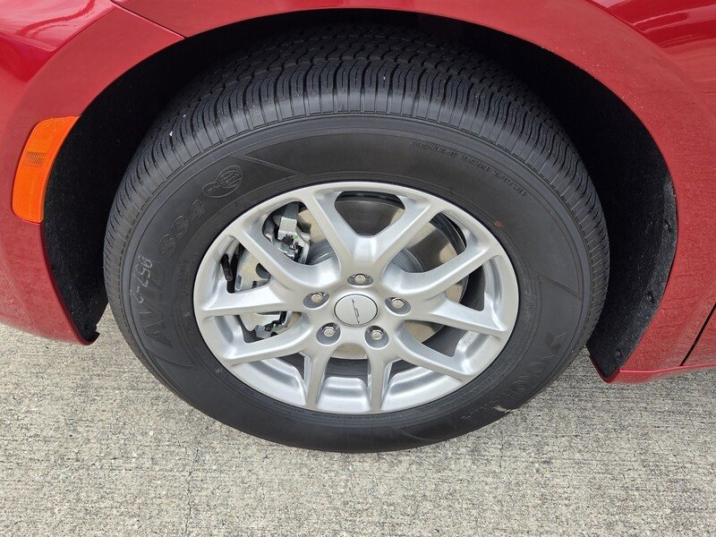 New 2027 Red Hot Pearl-Coat Exterior Paint Chrysler SELECT FWD image 9
