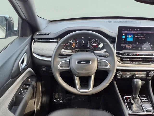 Used 2024  Jeep Latitude image 4