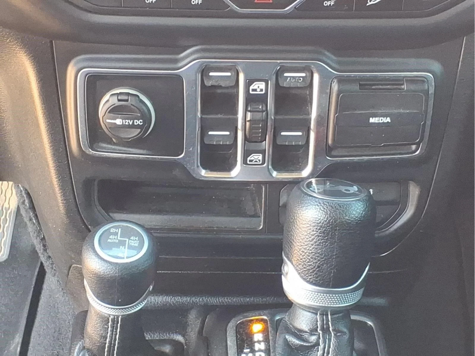 Used 2018 Black Jeep Sahara image 15
