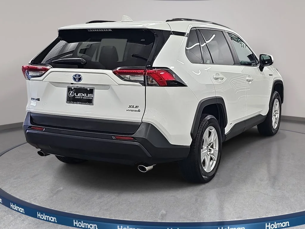 Used 2019 White Toyota XLE image 6