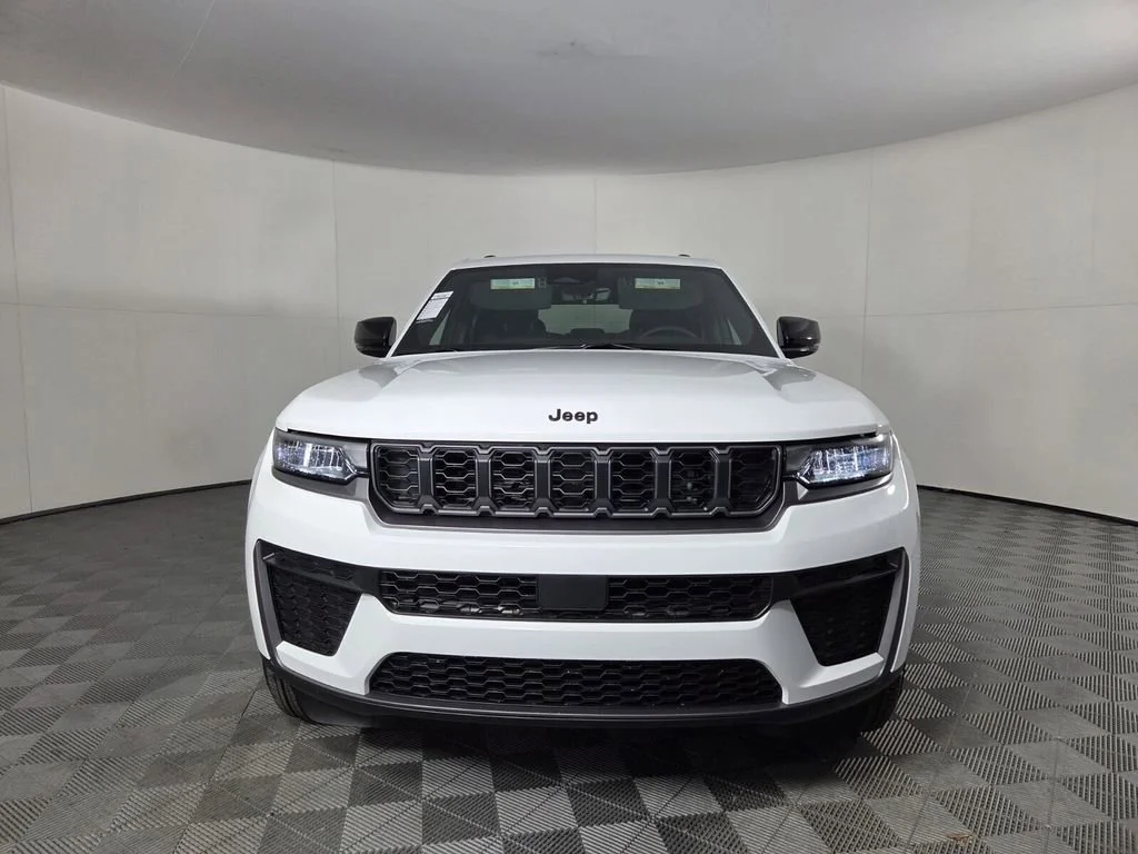 New 2026 Bright White Clear-Coat Exterior Paint Jeep Laredo Altitude image 9