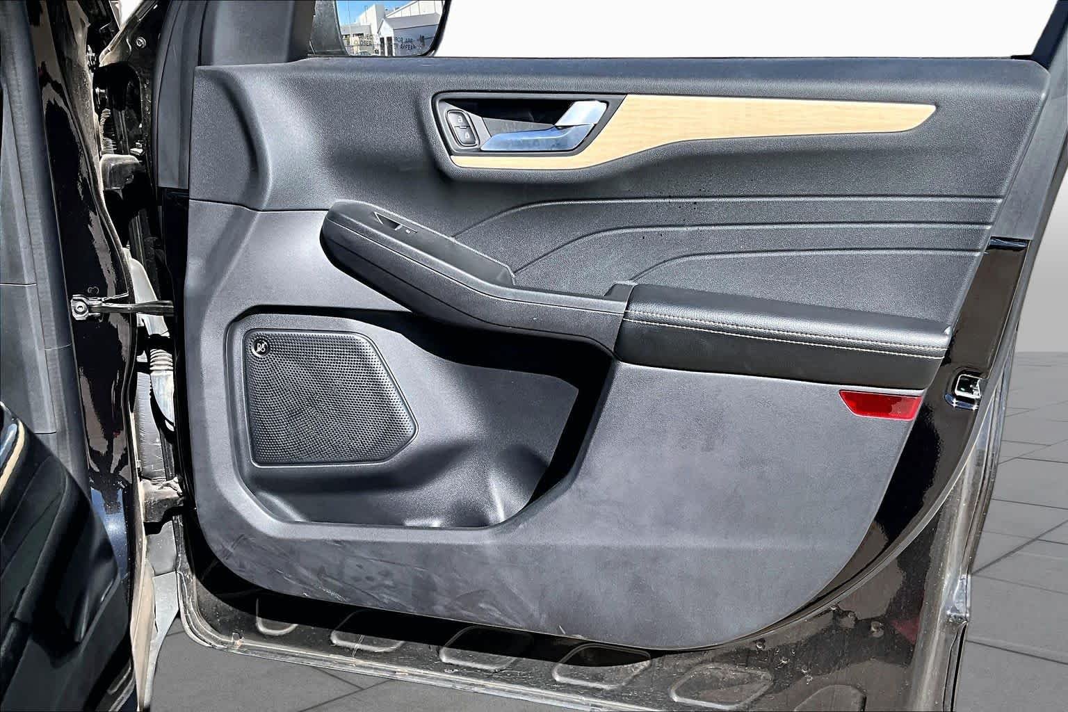 Used 2022 Agate Black Metallic Ford Titanium image 25