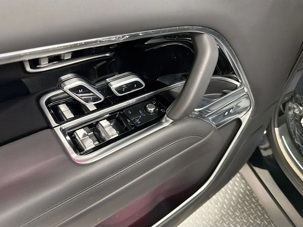 Used 2025  Land Rover SE image 19