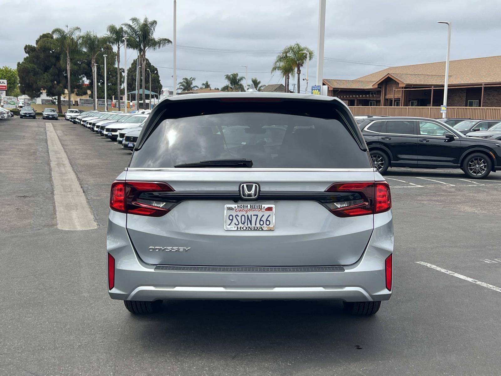Certified Used 2025 Solar Silver Metallic Honda EX-L image 25