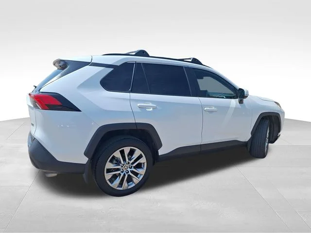 Used 2024 Off-white Toyota XLE Premium image 7