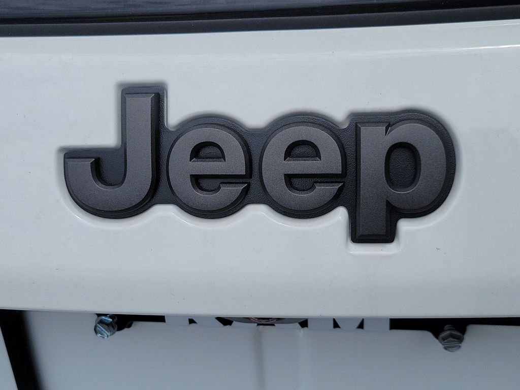 New 2026 Bright White Clearcoat Jeep Latitude image 5