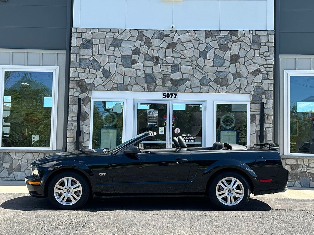 Used 2005 Black Ford  image 23