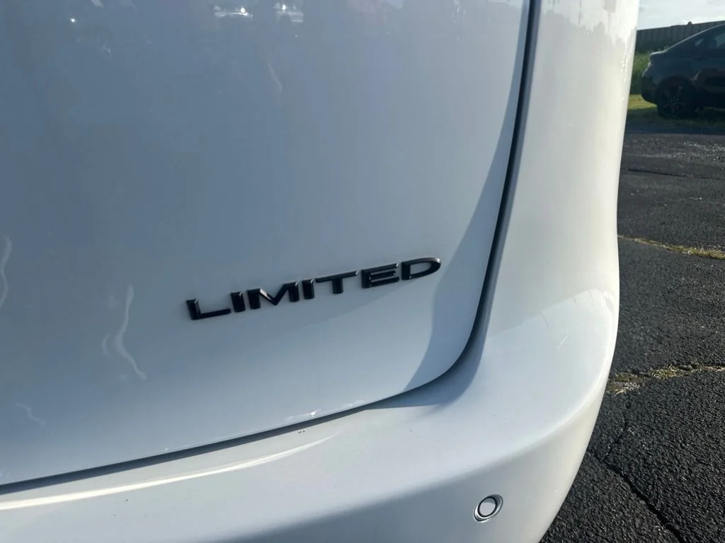 Used 2025 White Chrysler Limited image 38