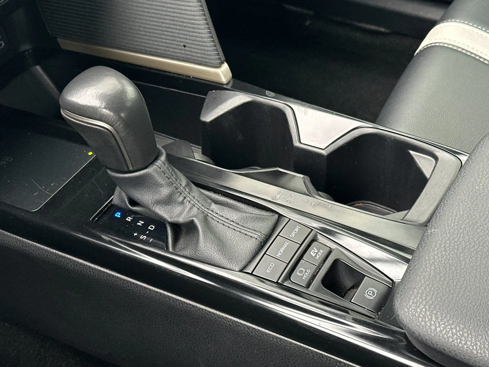 Used 2025 Ice Toyota SE image 19