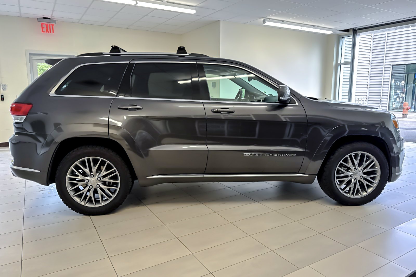 Certified Used 2018 Granite Crystal Clearcoat Metallic Jeep Summit image 3