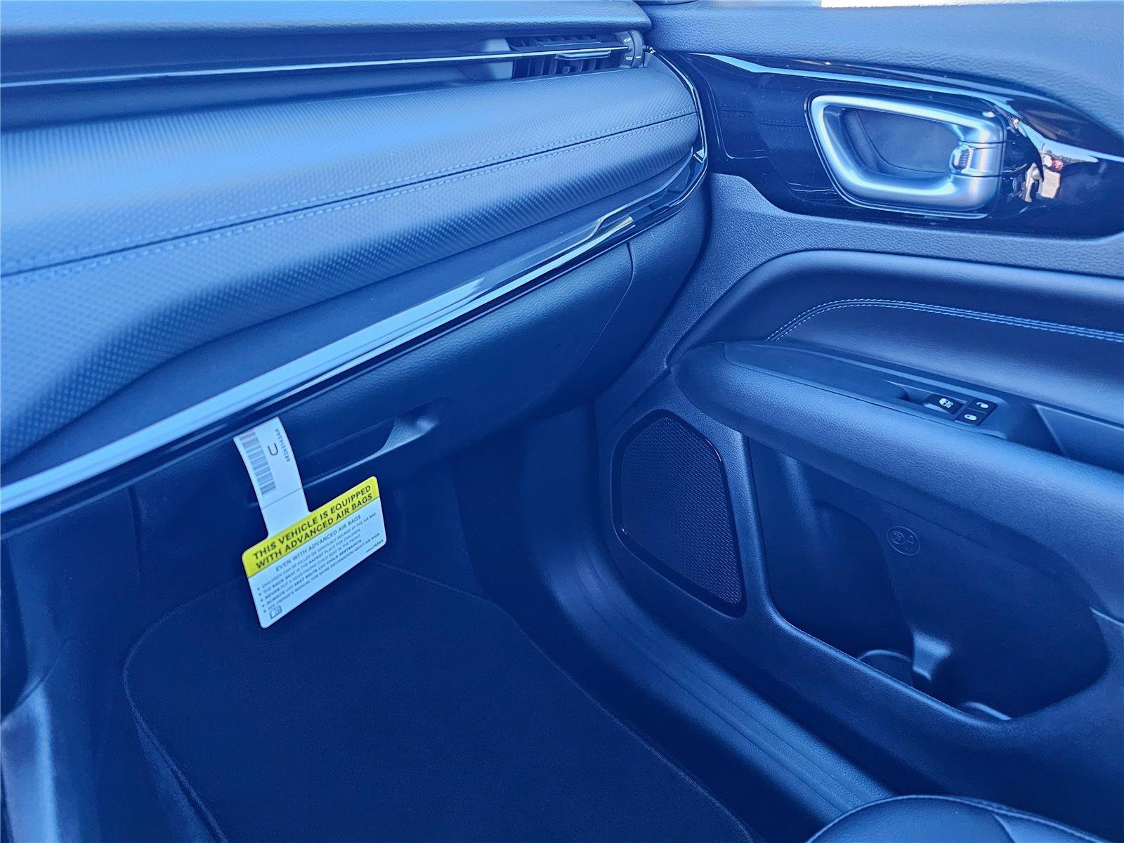 New 2026 Bright White Clearcoat Jeep Latitude Altitude image 26