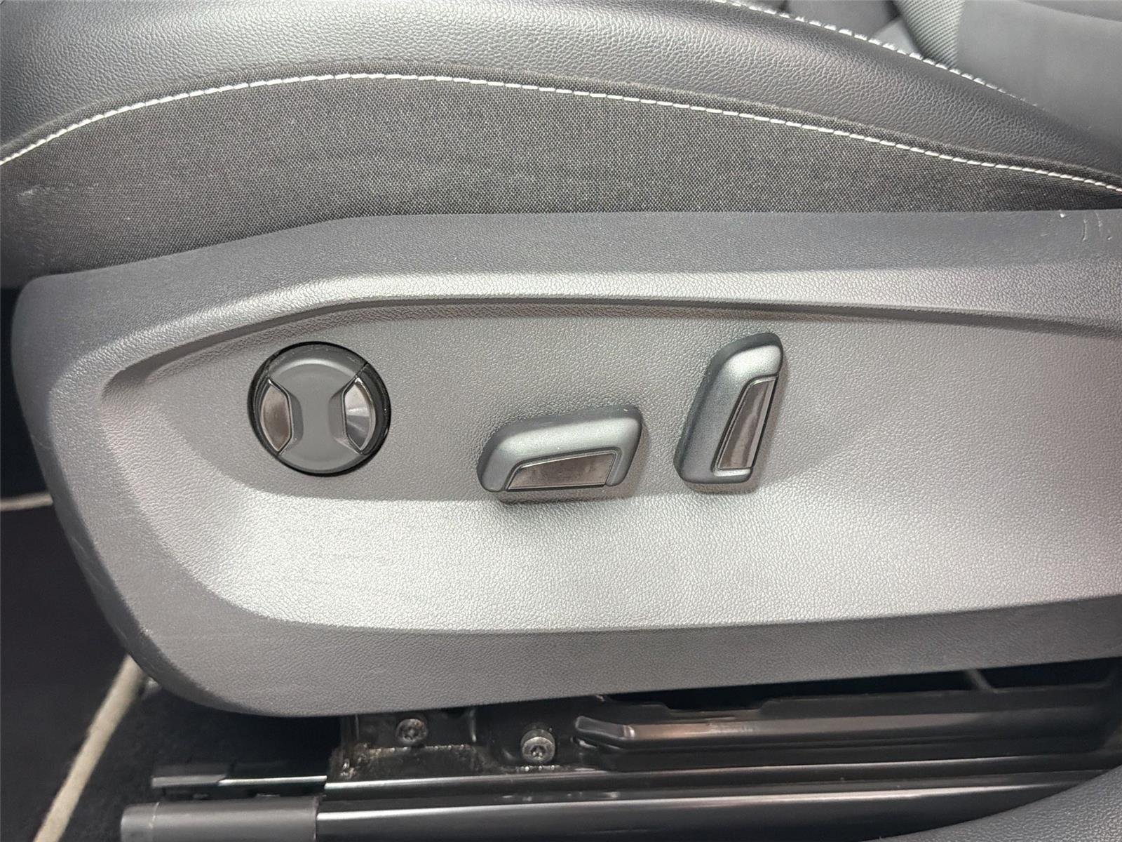 Used 2023 Pyrite Silver Metallic Volkswagen SE image 18