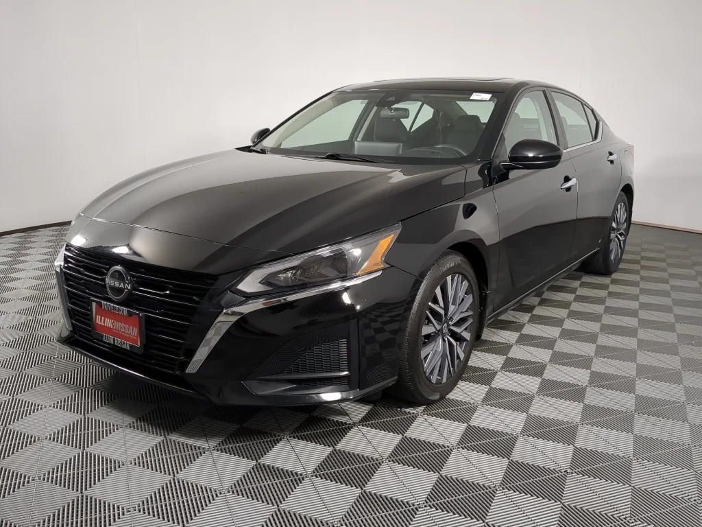 Used 2024 Super Black Nissan 2.5 SV image 6