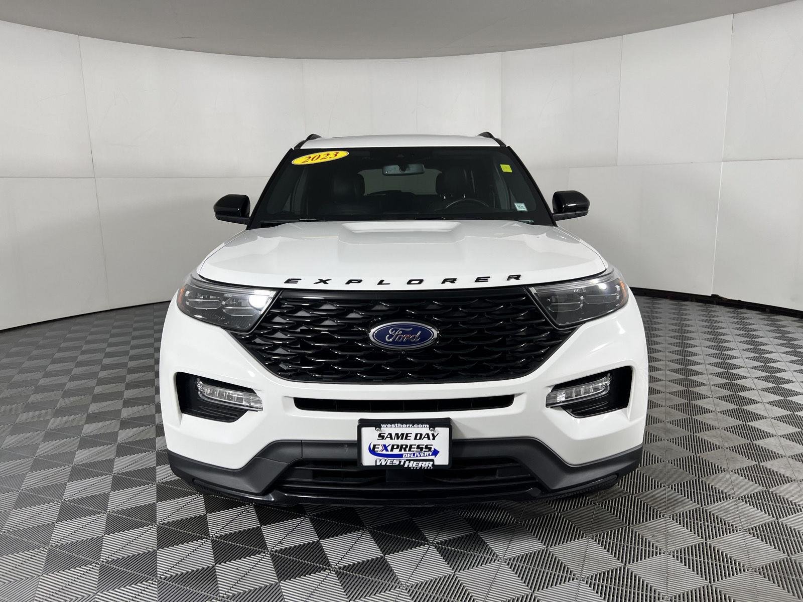 Used 2023 Star White Metallic Tri-Coat Ford ST-Line image 20