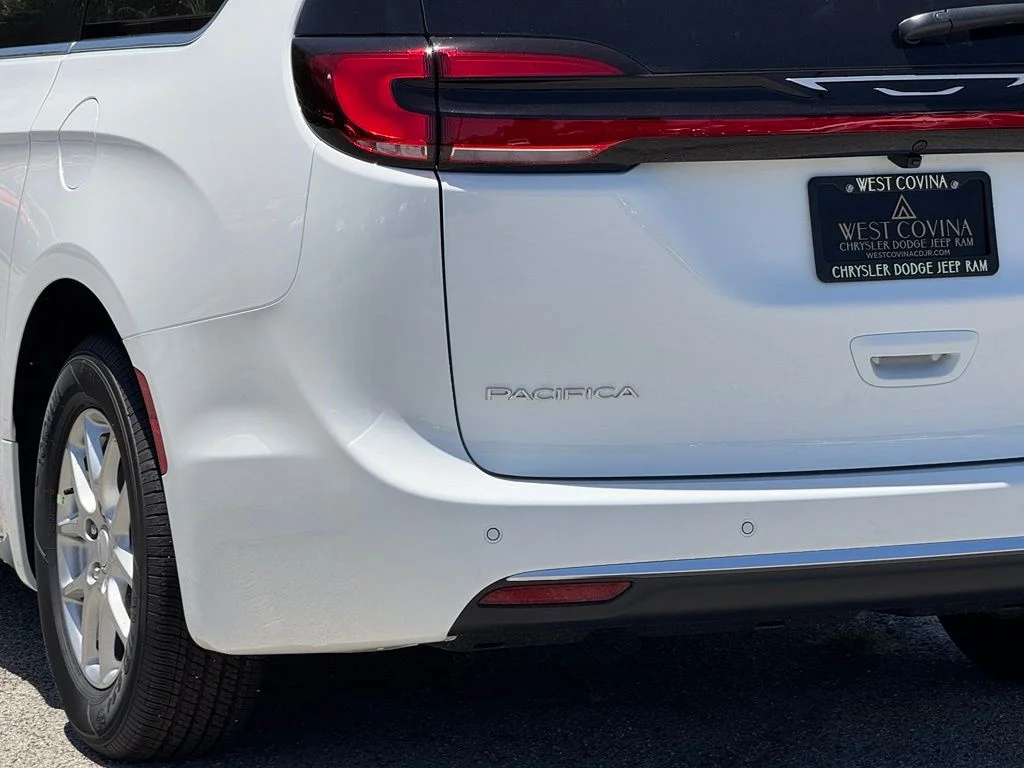 New 2027 Bright White Clear-Coat Exterior Paint Chrysler Select image 13