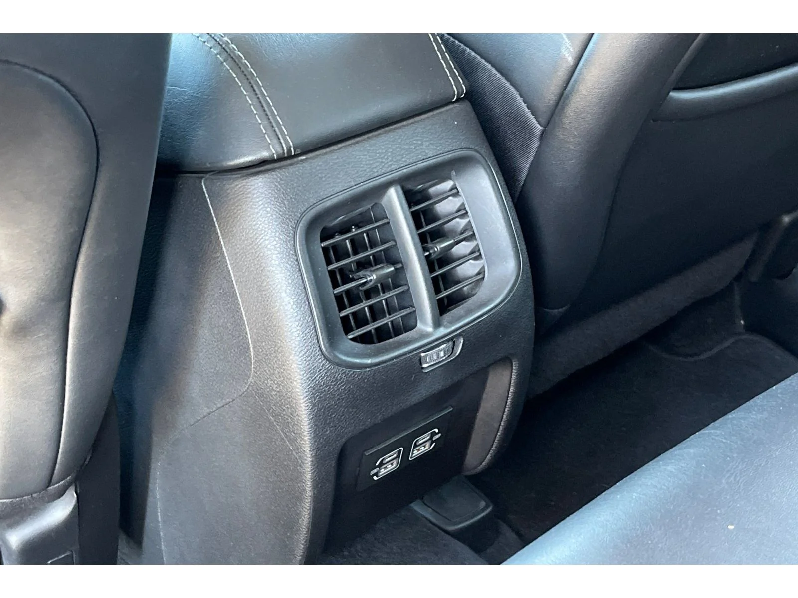 Used 2021 Diamond Black Crystal Pearlcoat Jeep Latitude Lux image 41