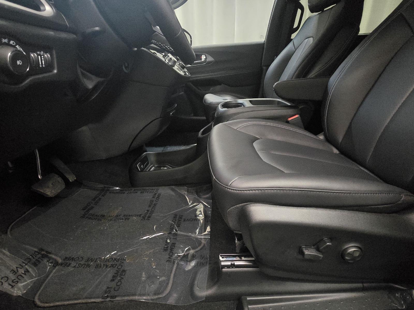 2026 Chrysler Pacifica Select - Photo 29