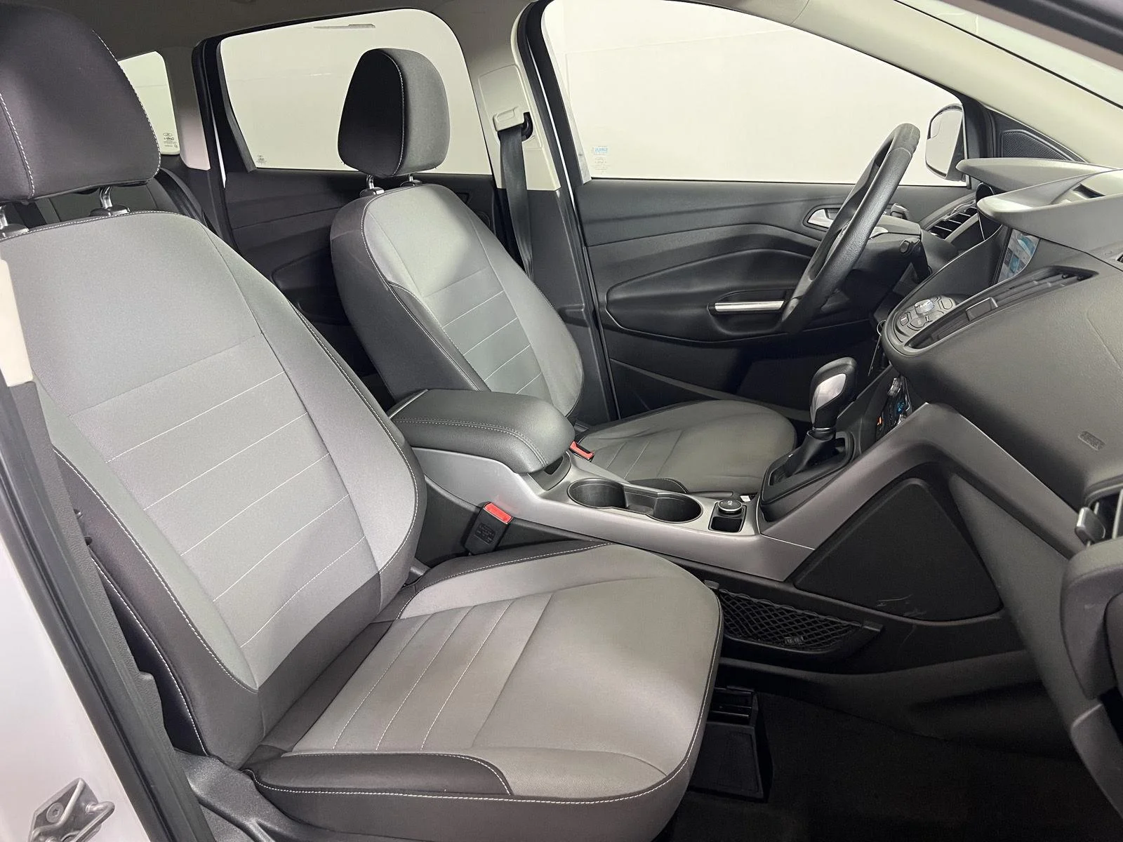 Used 2016 Wh Ford SE image 21