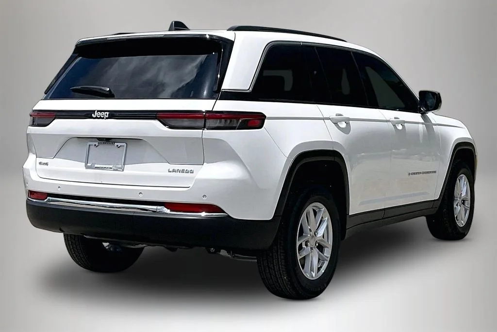 New 2026 Bright White Clear-Coat Exterior Paint Jeep Laredo X image 21