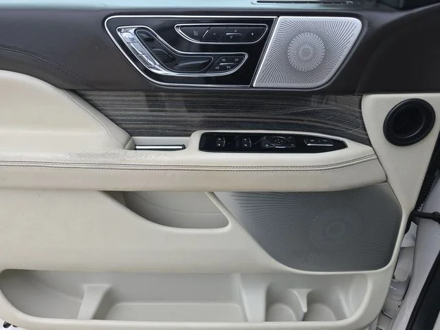 Used 2019 White Platinum Clearcoat Metallic Lincoln Black Label image 18