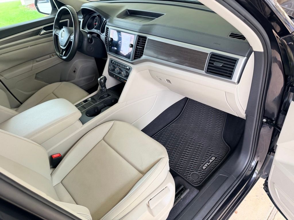 Used 2019 Black Volkswagen 3.6L V6 SE image 36