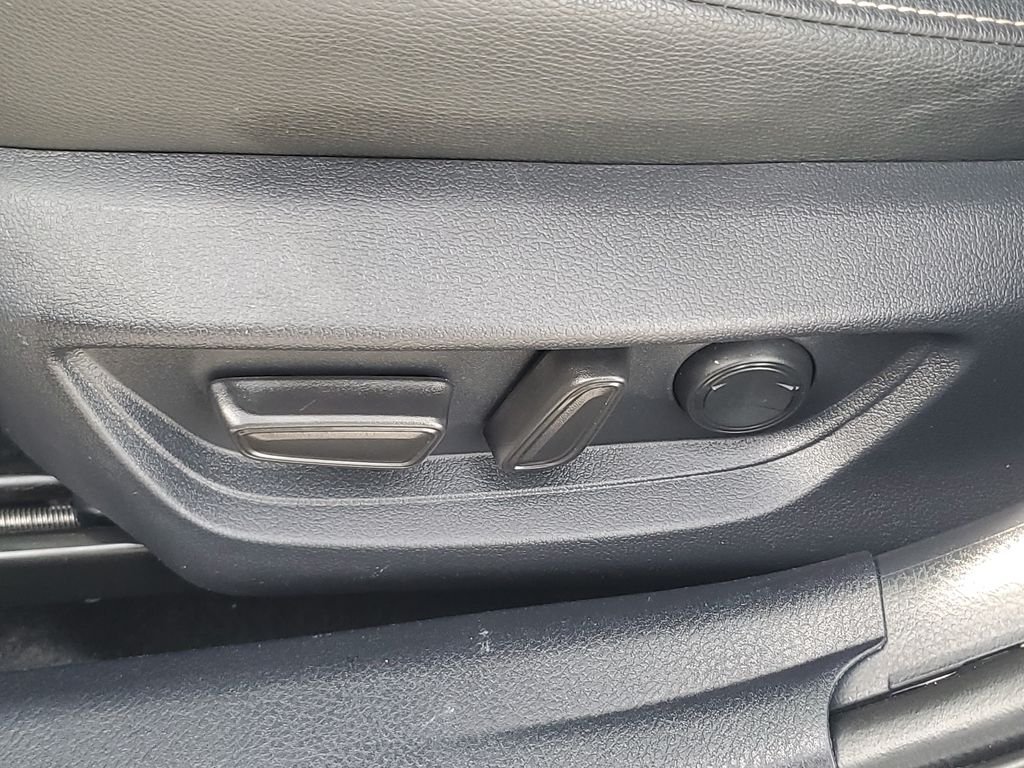 Used 2025  Toyota SE image 16