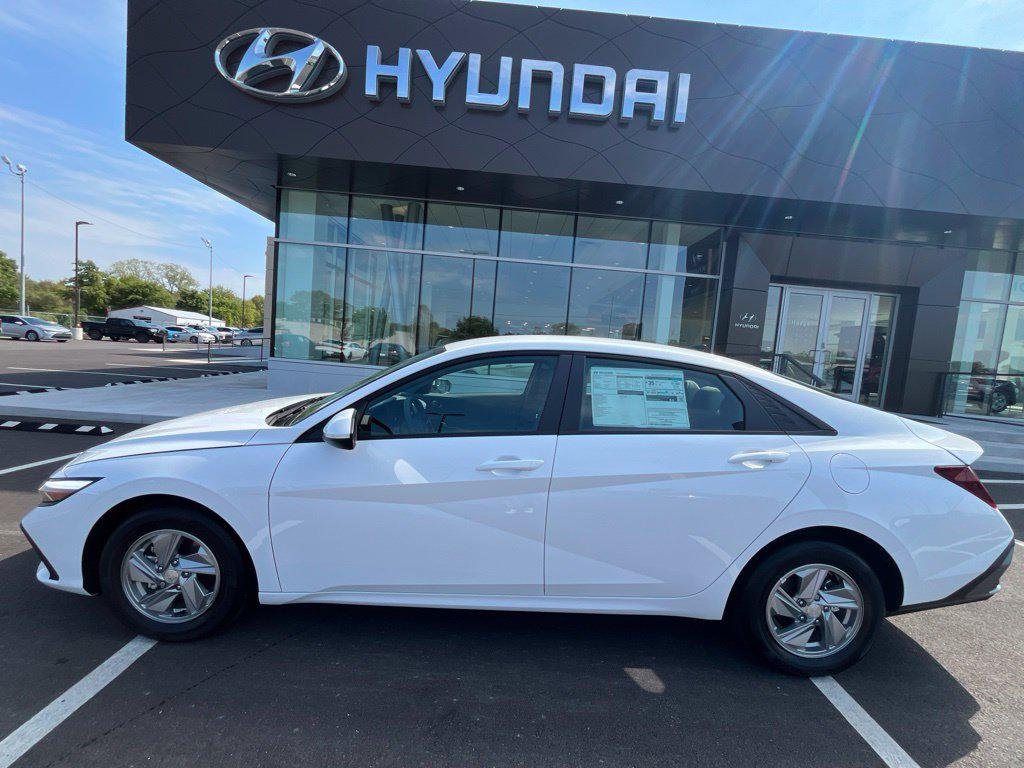 New 2026 White Hyundai SE image 1