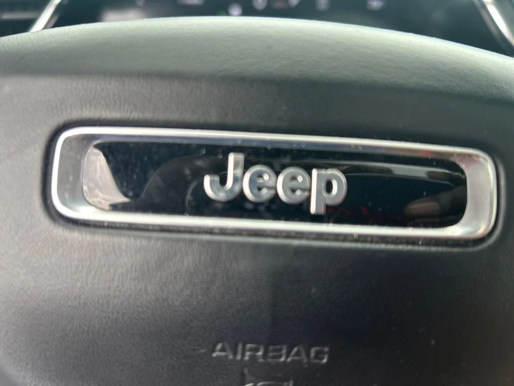 Used 2025 White Jeep Summit Reserve image 23