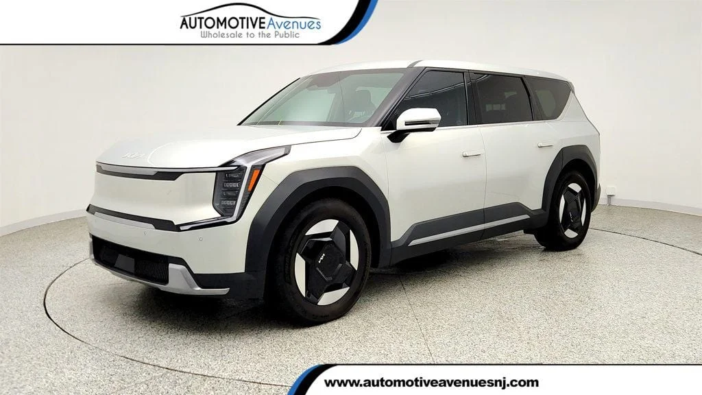 2024 Kia EV9 Light L/R's photo
