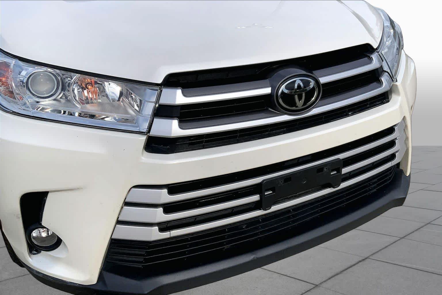 Used 2019 Blizzard Pearl Toyota XLE image 32