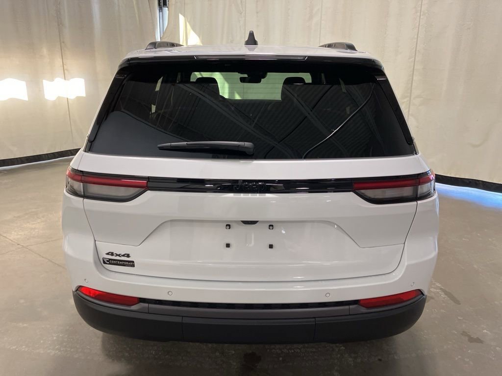 New 2026 Bright White Clear-Coat Exterior Paint Jeep Laredo Altitude image 21