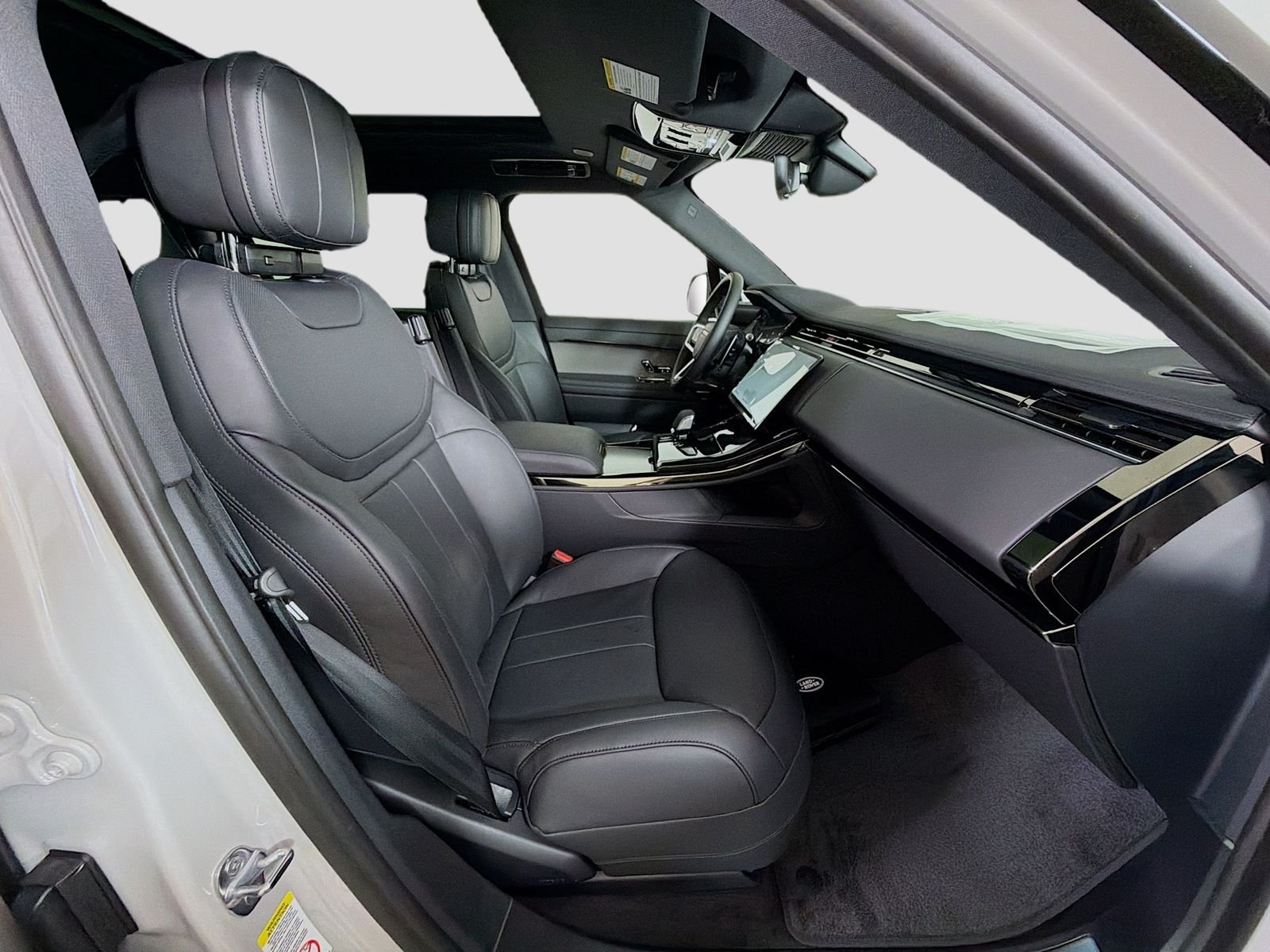 New 2026 Borasco Grey Land Rover SE image 32