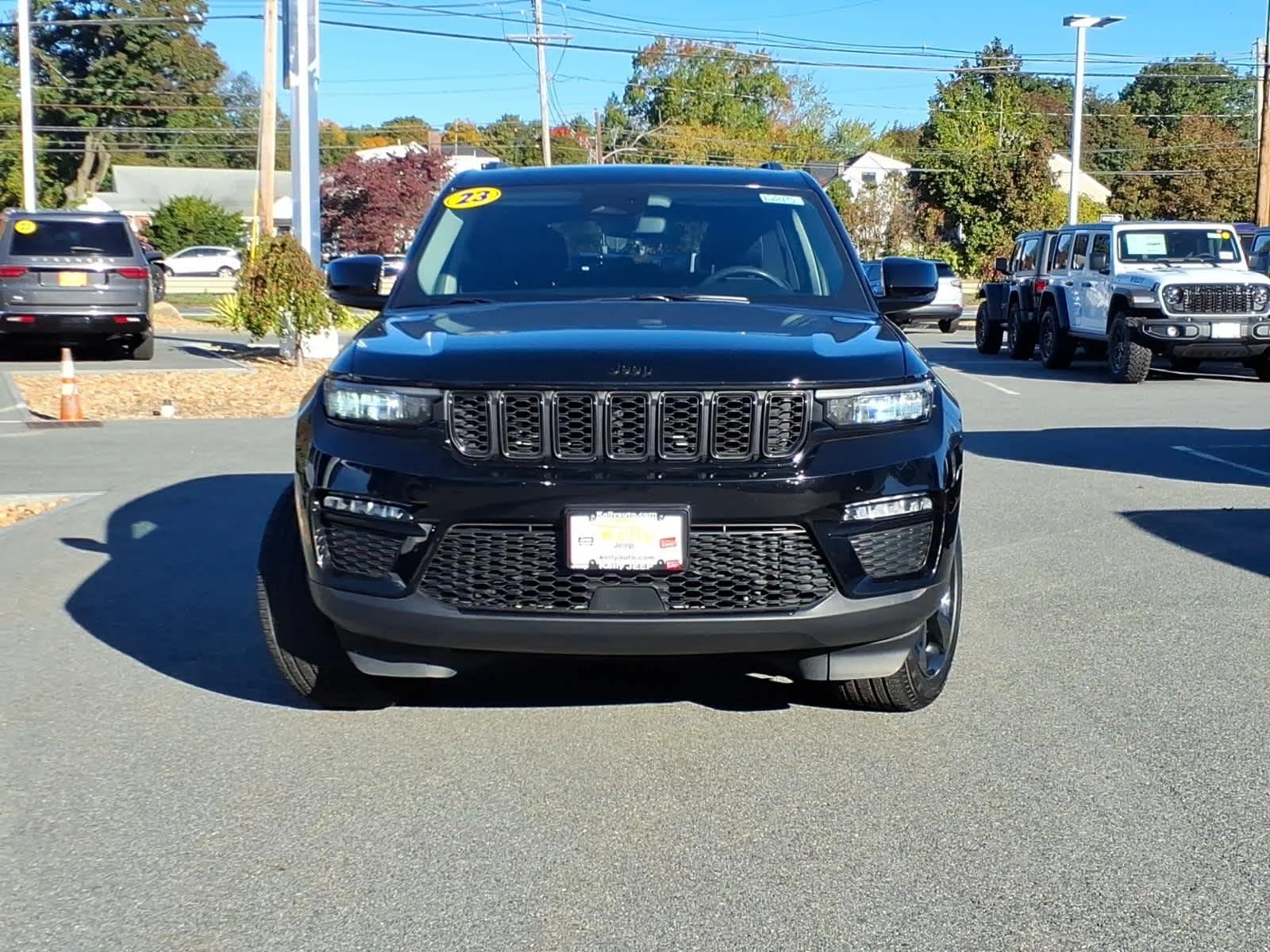 Used 2023 Diamond Black Crystal Pearlcoat Jeep Limited image 3