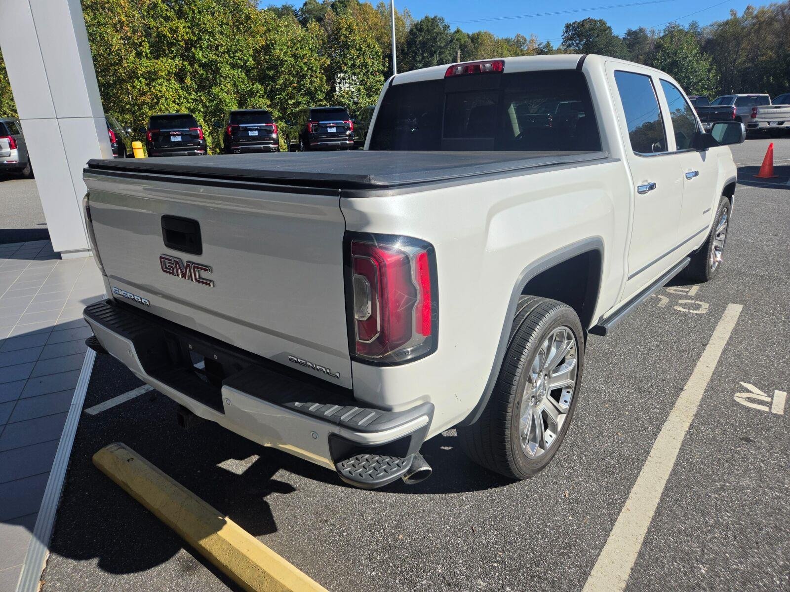 Used 2017 WHITE FROST TRICOAT GMC Denali image 6
