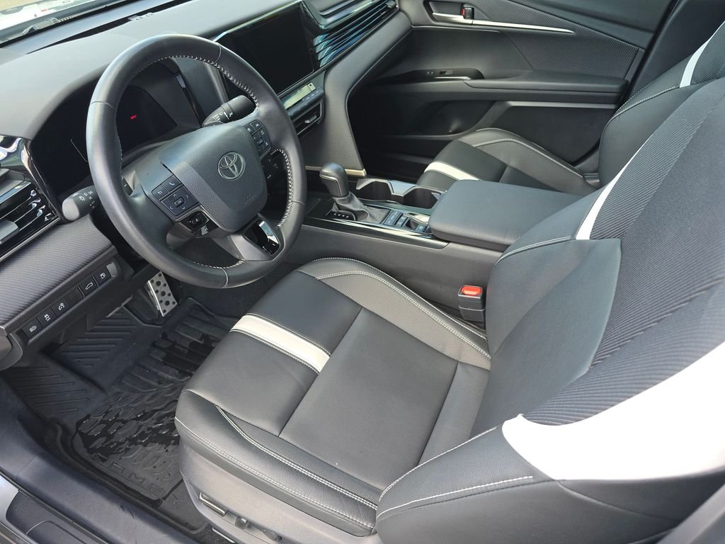 Used 2025  Toyota SE image 18