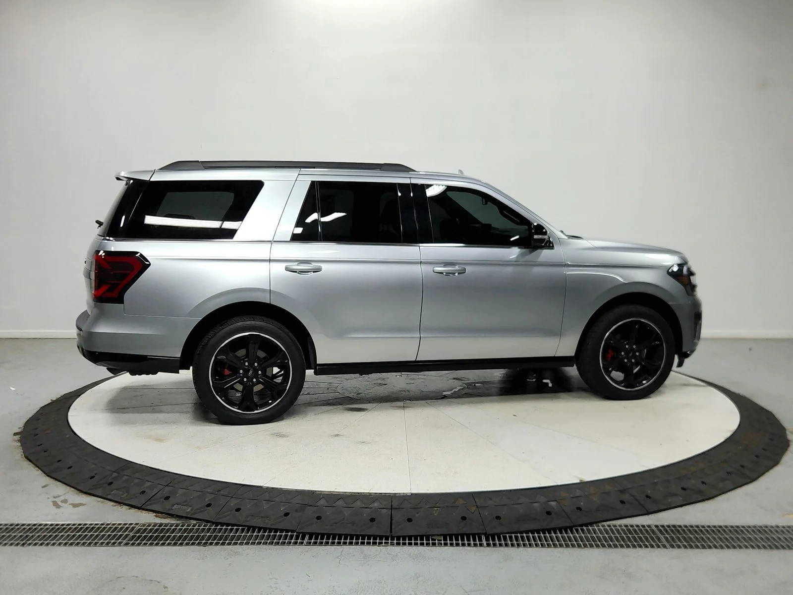 Used 2024 Silver Ford Limited image 9