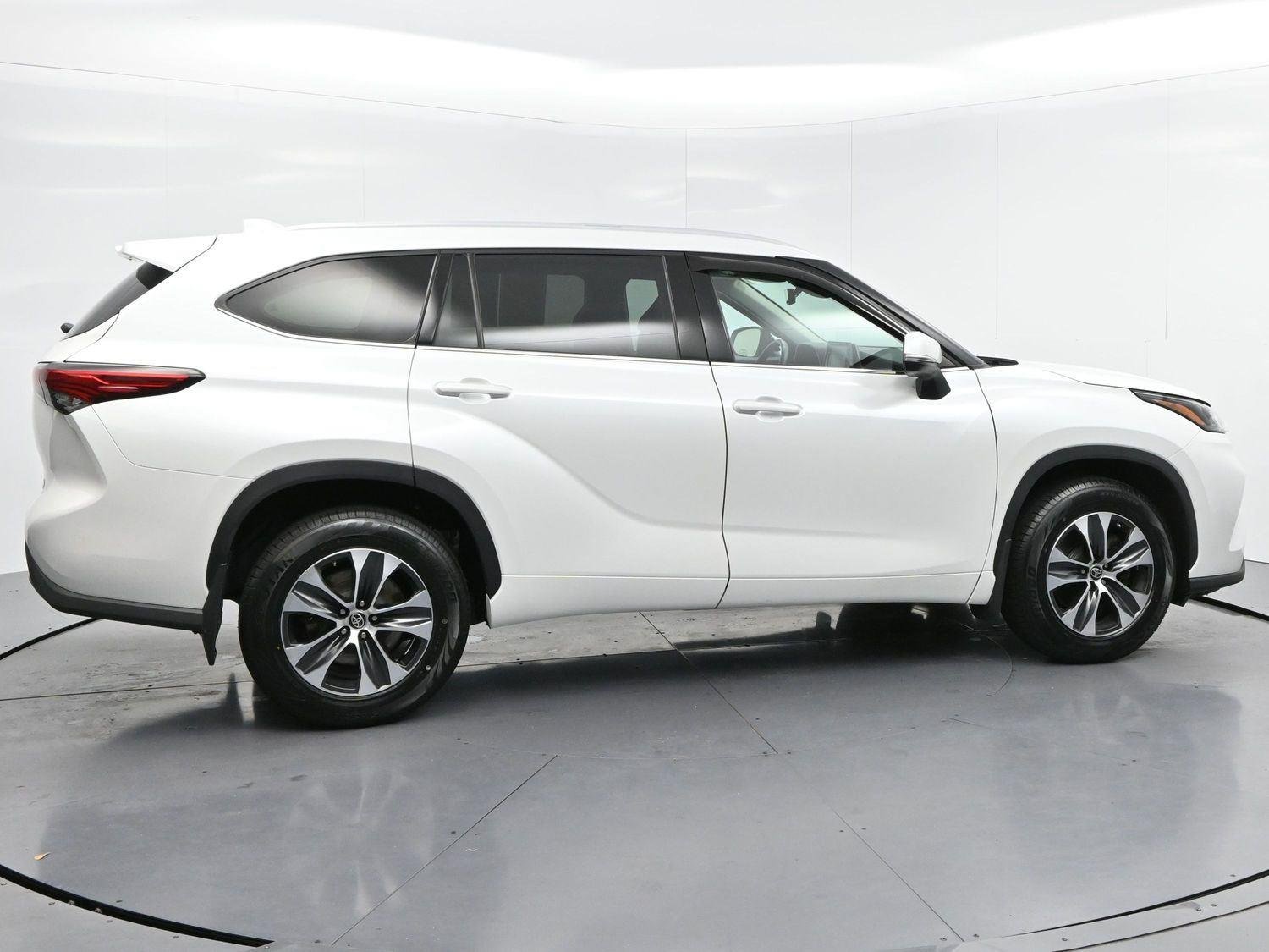 Used 2022 Wind Chill Pearl Toyota XLE image 8