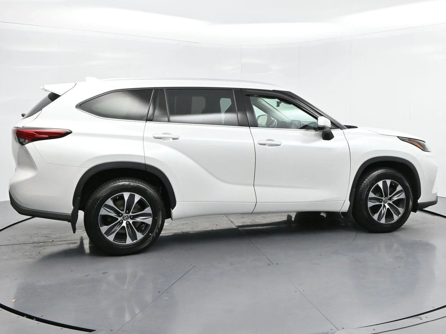 Used 2022 Wind Chill Pearl Toyota XLE image 8