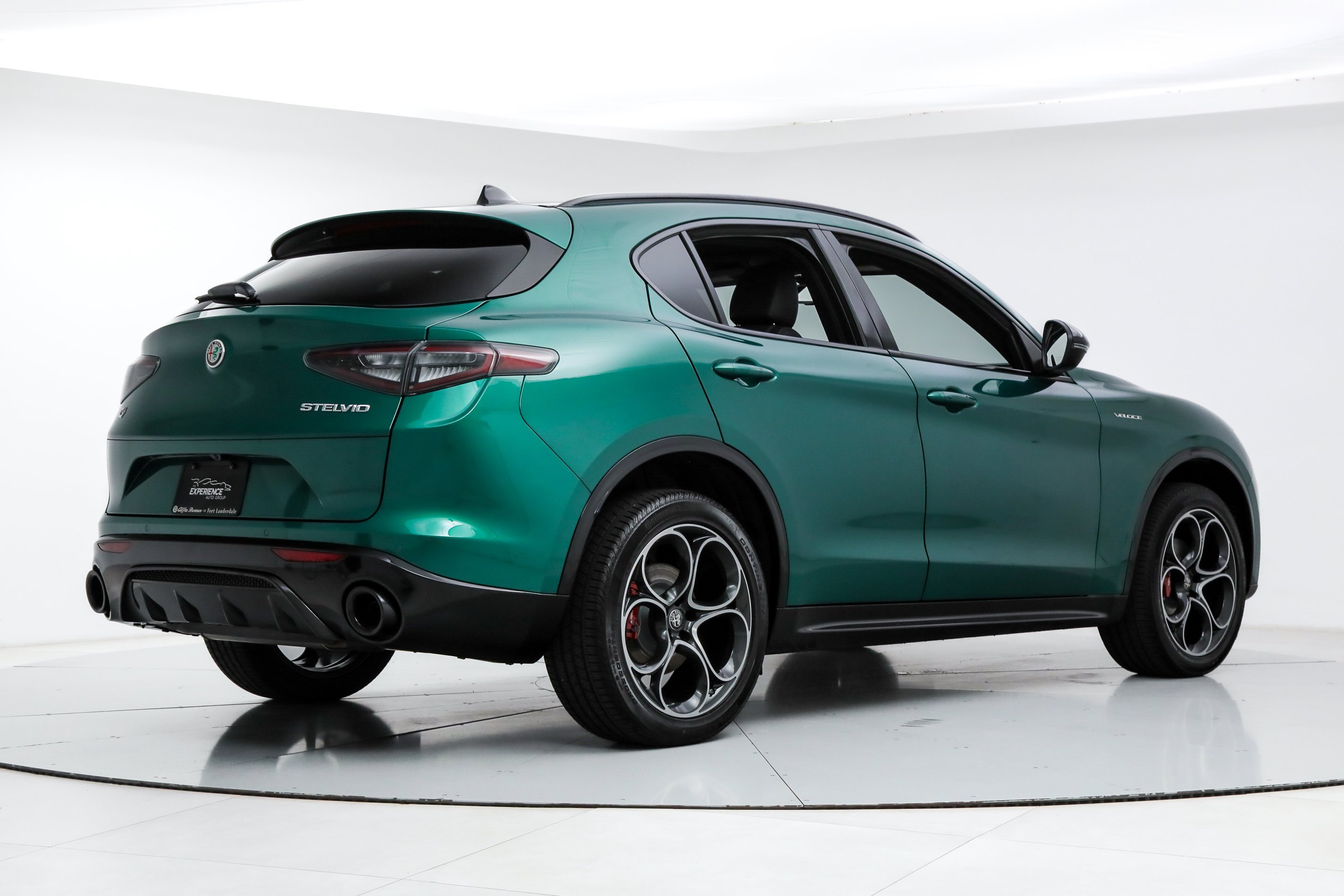 New 2026 Verde (Green) Fangio Metallic Exterior Paint Alfa Romeo  image 5