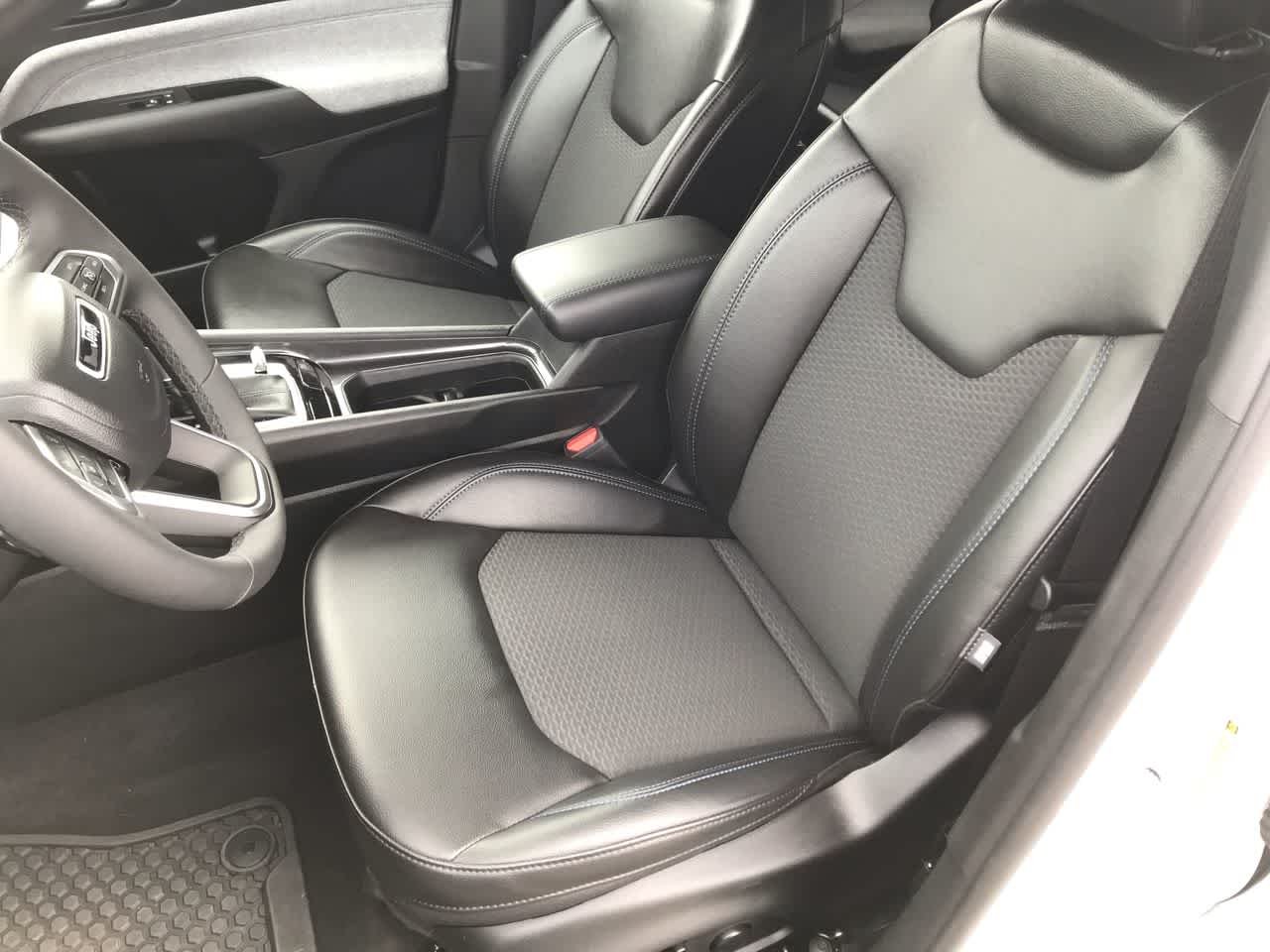 Used 2023 Bright White Clearcoat Jeep Latitude image 13