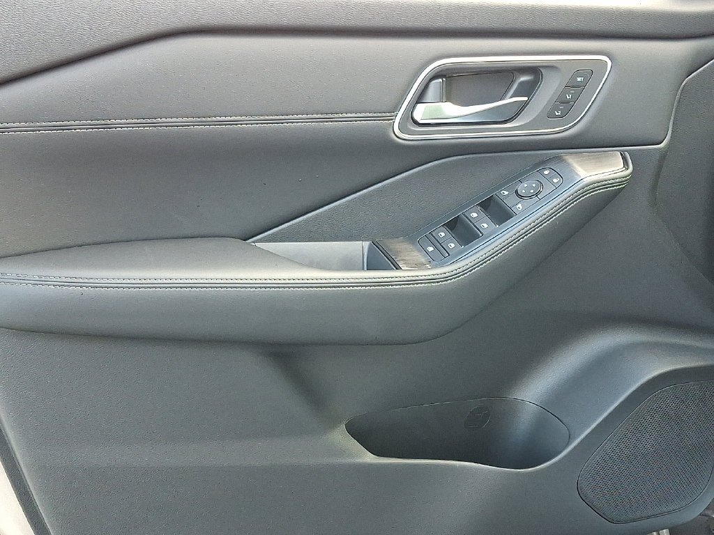 New 2026 Champagne Silver Metallic Nissan Platinum image 8
