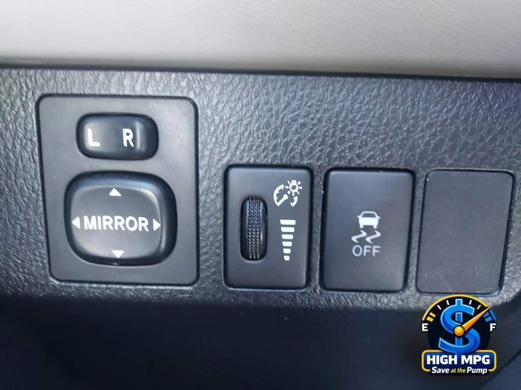 Used 2013 Silver Toyota LE image 18
