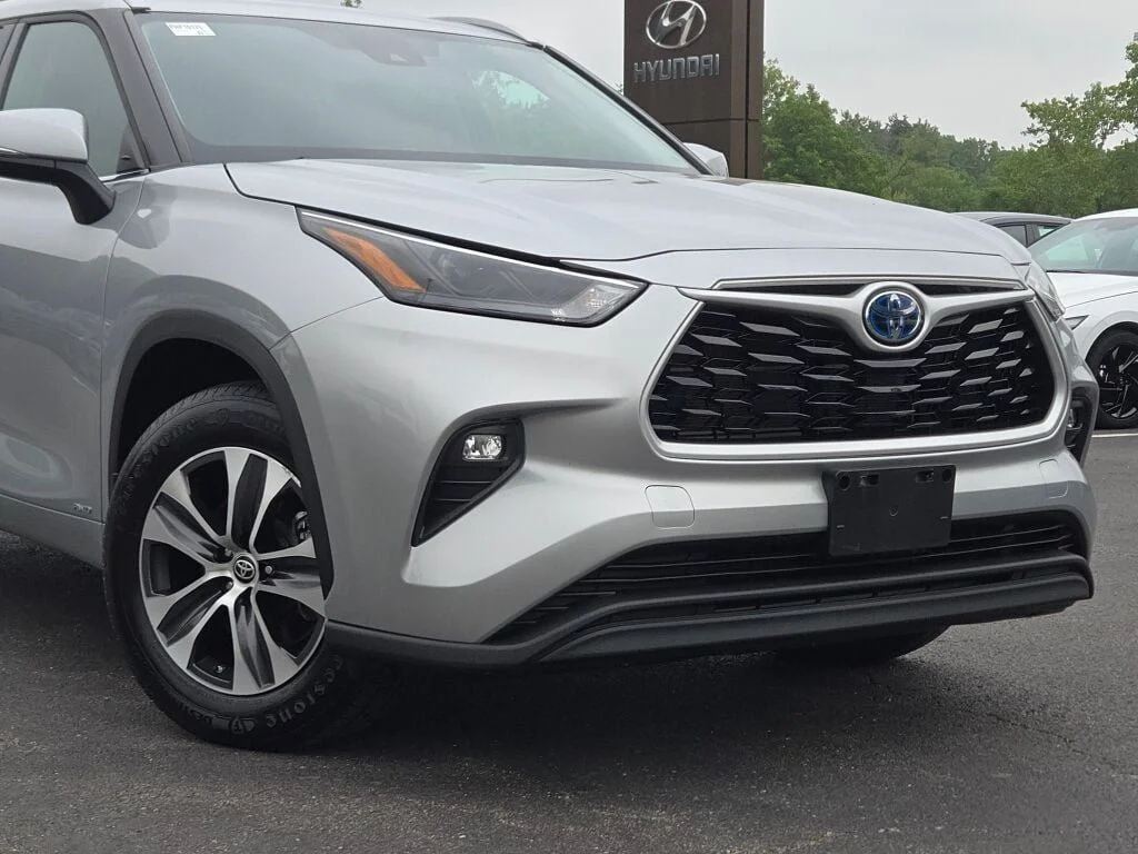 Used 2022 Silver Toyota XLE image 2